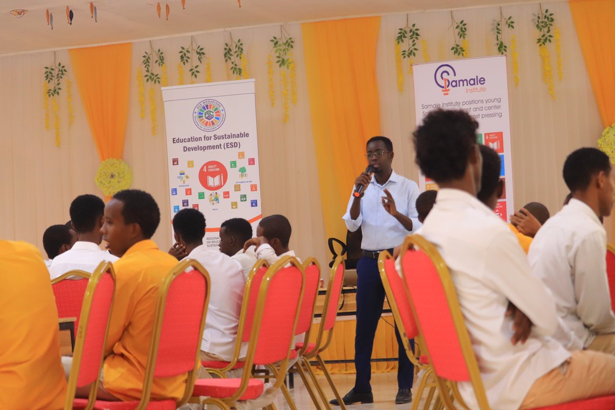 SamaleInstitute's tweet photo. 𝐈𝐧𝐜𝐫𝐞𝐝𝐢𝐛𝐥𝐞 𝐧𝐞𝐰𝐬! This week, we trained over 300 high school students in ESD. Empowering the younger generation with the tools to develop a sustainable future is inspiring.Thanks to all who helped make this possible! #21OctSchol @UNUniversity @UNESCO  @unicefsomalia https://t.co/LtPjB3rt4y