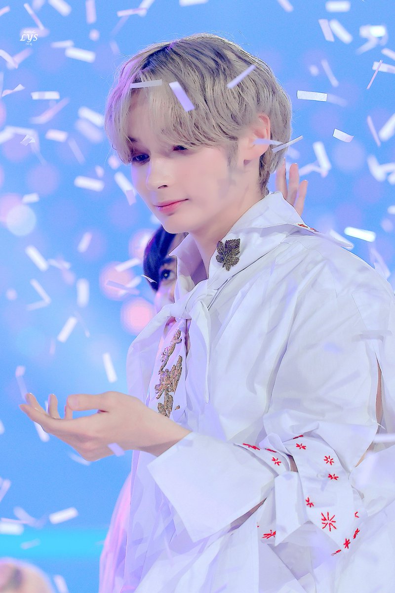 lysning_'s tweet photo. 231225 SBS 가요대전 

컨페티 천사❄🤍
#HUENINGKAI #휴닝카이 #투바투
#TXT #TOMORROW_X_TOGETHER https://t.co/CQIdDvgym0