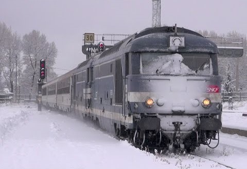 CheminsdeFerTC's tweet photo. Arrivée glorieuse en gare de #Briançon (en terminus au bout de la vallée de la Durance) d'un train de nuit tracté par une UM de #BB67400 (#BB67000) en 2017.
Auteur : RAILsIMAGES trains par Youtube : https://t.co/z5VnoTUlQr https://t.co/JMMDpm5rtT