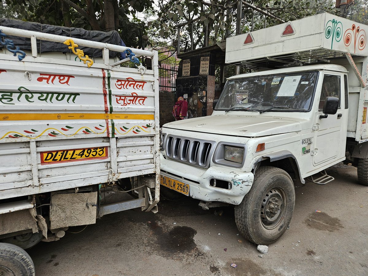 mukulsharma016's tweet photo. @dtptraffic @dcptcr @DelhiPwd @MCD_Delhi @CitySpzone Daily IMPROPER PARKING! Blocking way of public toilet. Send tow vehicle urgently.
Date:30/12/2023
Time:04:15 PM
Place: Chitragupta Road, Paharganj, Opposite DMS Milk depot
Vehicle:DL1LR2569, DL1LL4933 https://t.co/qGYhtLmCkM