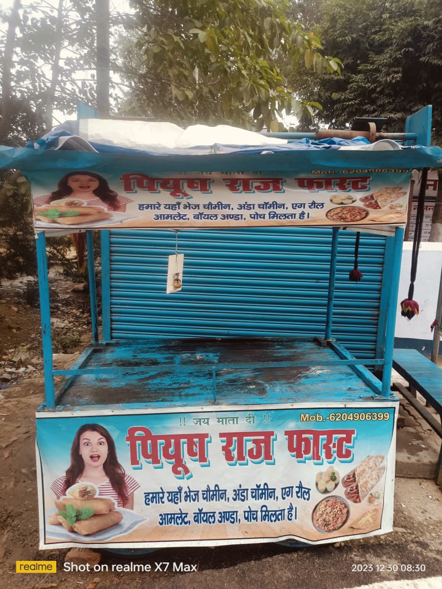 jindeshna's tweet photo. १) पावपुरी सिद्ध क्षेत्र
भगवान महावीर की मोक्ष स्थली 
मंदिर के बिल्कुल सामने लगाया गया ठेला (चित्र नंबर २) जहाँ दोपहर से रात तक मांसाहार का व्यवसाय चलाया जा रहा। 
अब फिर एक संदेश ज़ाहिर कीजिएगा तीर्थ क्षेत्र कमिटी के अध्यक्ष की कलम से कि इन दिनों किसी भी तीर्थ पर जैन बन्धु आँखें मूँदकर , कान बन्द कर के जायें क्यूँकि इन दिनों अन्य मतावलंबी भी घूमने फिरने निकलते हैं अतः सौहार्द ख़राब ना हों इसलिए कुछ नहीं बोलना है चाहे तीर्थ की पवित्रता नष्ट ही क्यों ना हो जाये या आने वाले समय में तीर्थ पर अन्य मत का अनुसरण क्यूँ ना हो। 

२) वीडियो शिखर जी के पर्वत का है जहाँ आलिंगन करते युवा युवती, मौज मस्ती करने के लिए आये पर्यटक पर अभी कोई कुछ नहीं बोले क्योंकि पर्वत साल के नवंबर माह से जनवरी माह तक हर तरह से खुला है अपवित्रता फैले या श्री गौतम बुद्ध बताकर स्कूल के बच्चों को लाया जाये। 

ग़ज़ब का दोगुलापन कमिटियों द्वारा ही। 

@YoungJainsIndia 
@truejainology 
@Jain_Itihaas 
@AnkeshJain1803 
@1AakashJain