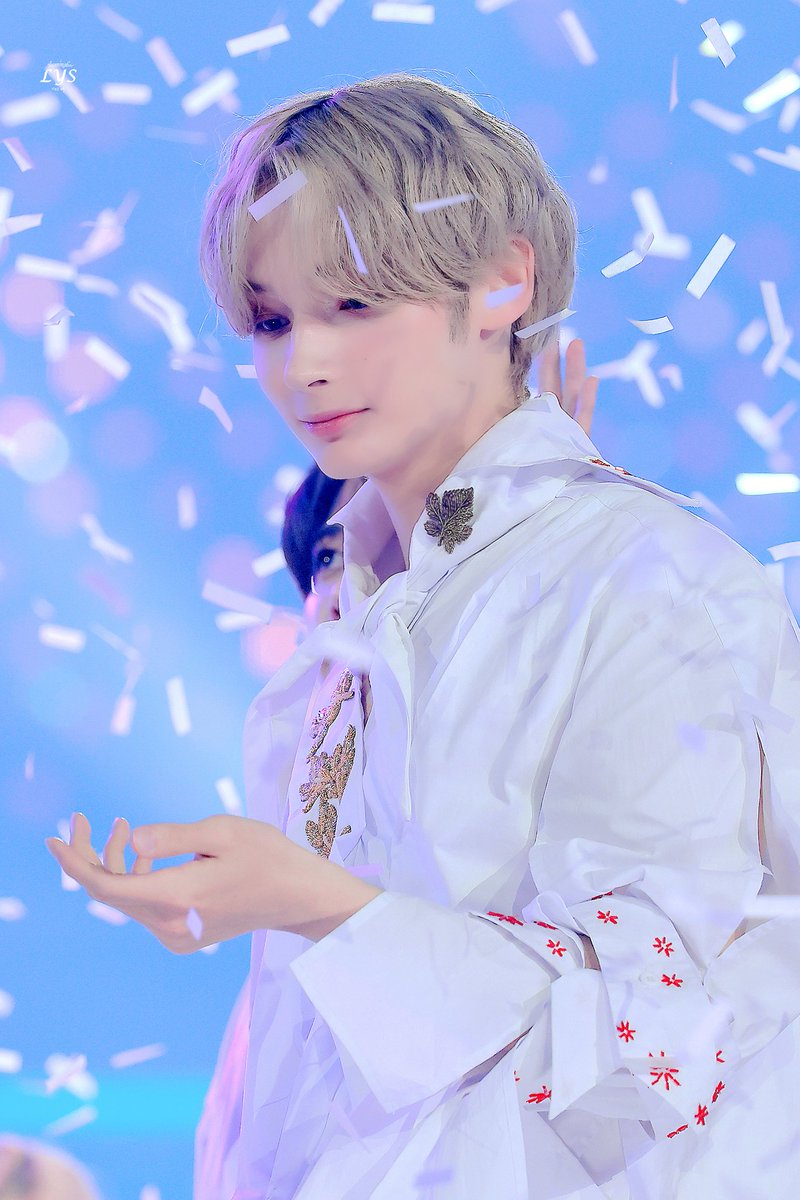 lysning_'s tweet photo. 231225 SBS 가요대전 

컨페티 천사❄🤍
#HUENINGKAI #휴닝카이 #투바투
#TXT #TOMORROW_X_TOGETHER https://t.co/CQIdDvgym0