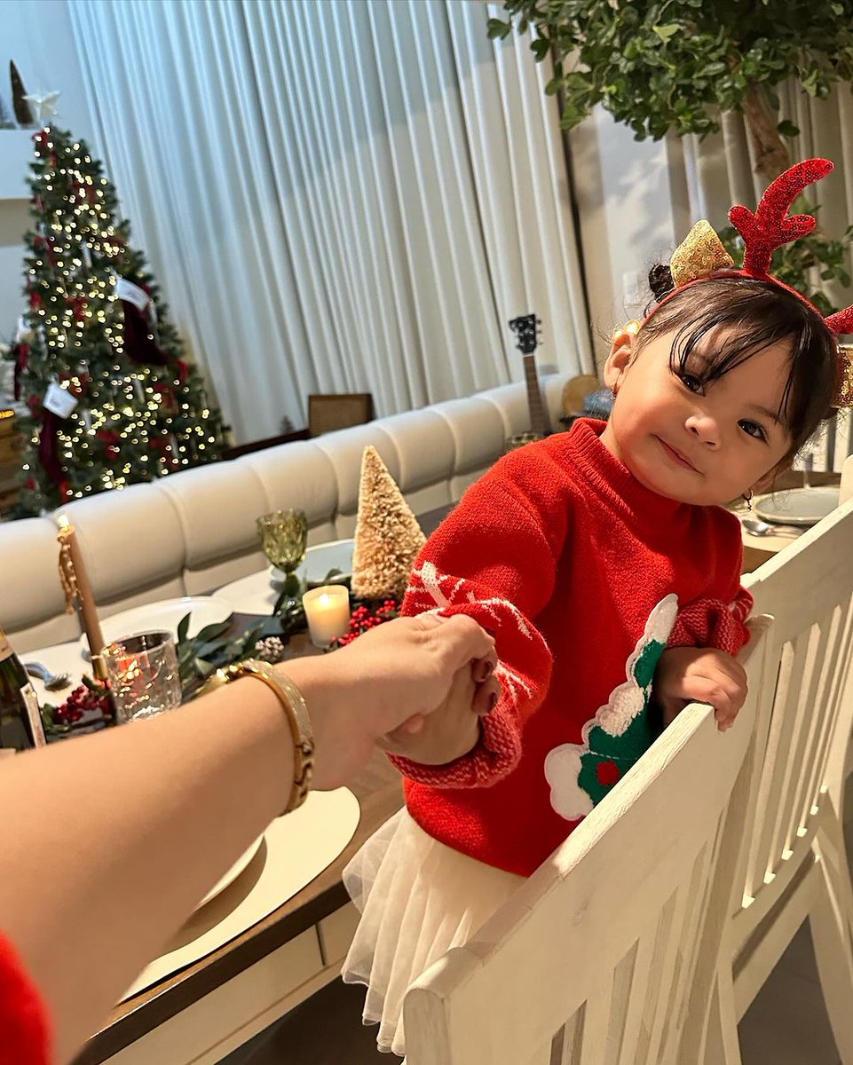 psngayondigital's tweet photo. Aktres na si Elisse Joson, nag-share ng ilang adorable snaps ng anak na si Felize mula sa kanilang Christmas celebration. (Instagram/Elisse Joson) https://t.co/CipoDmPeyf