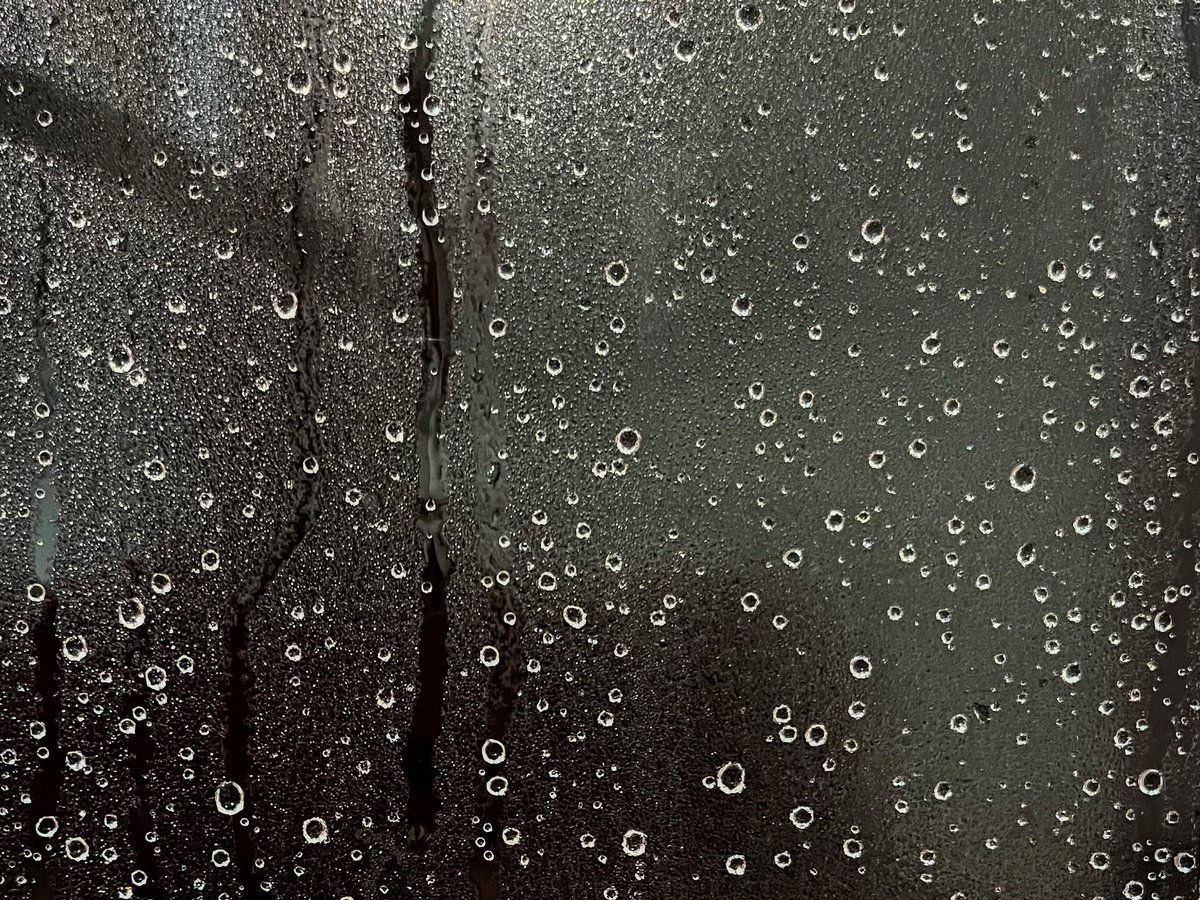 RadioAndrewE's tweet photo. Twixtmas window: at home, Leeds

7.57pm, 28th December 2023

#twixtmas #window #rain #rainonwindow #leeds #headingley #dark https://t.co/2oPYtbzGf7