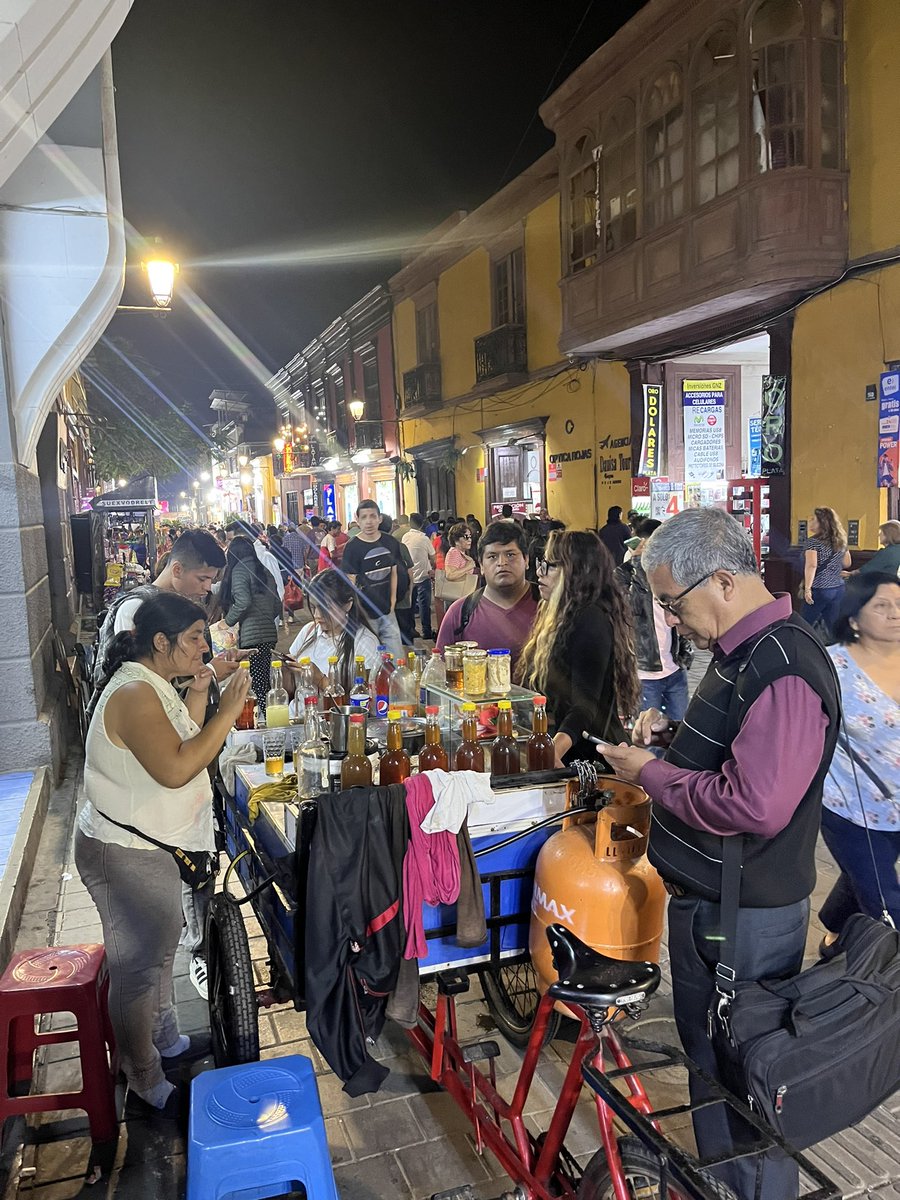 #Trujillo acaba de cumplir un aniversario más, pero la ciudad no tiene nada que celebrar:

Su centro histórico, monumental y orgullo de los trujillanos, ha sido convertido en un mercado a cielo abierto, por la propia gestión municipal. (1/2) 👇