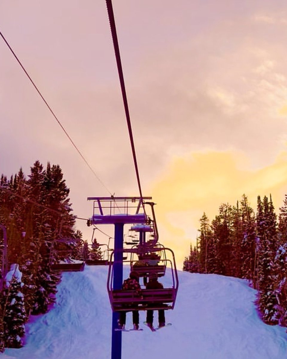 skithebeav's tweet photo. It’s the last Saturday of the year, and we have SOLD OUT public night skiing for tonight. It’s currently 28 degrees with clear skies at 9am. Forecasted high temp of 36. Yesterday was sunny ☀️ & beautiful.
Logan canyon is bare & dry.
#skithebeav #springindecember https://t.co/piMywVGFHt