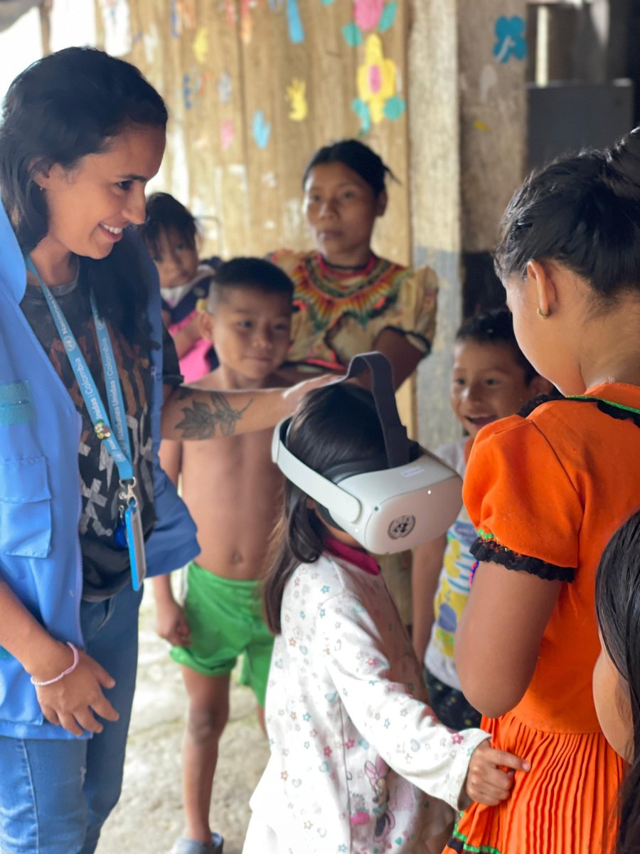 MisionONUCol's tweet photo. Firmantes de paz e integrantes de la comunidad del resguardo Tahami de Bagadó, #Chocó, disfrutaron de la realidad virtual con #PathWaysColombia, un proyecto que muestra los avances de la reincorporación y la construcción de paz en el país. @UNDPPA 🇺🇳🕊️ https://t.co/cszZIh7JFI