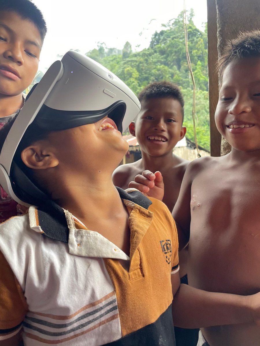 MisionONUCol's tweet photo. Firmantes de paz e integrantes de la comunidad del resguardo Tahami de Bagadó, #Chocó, disfrutaron de la realidad virtual con #PathWaysColombia, un proyecto que muestra los avances de la reincorporación y la construcción de paz en el país. @UNDPPA 🇺🇳🕊️ https://t.co/cszZIh7JFI