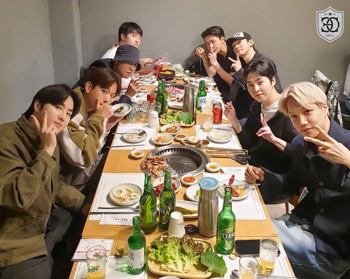 LoeyxCandy16's tweet photo. Uno de mis momentos favoritos de Baekhyun este 2023 fue cuando luego del fanmeeting fueron todos a comer y beber, horas después llegan mensajes de bubble de un Baekhyun borracho jajsajj y su reacción al siguiente día luego de ver los mensajes que envió jajaka amé https://t.co/z4RVoBxcu7
