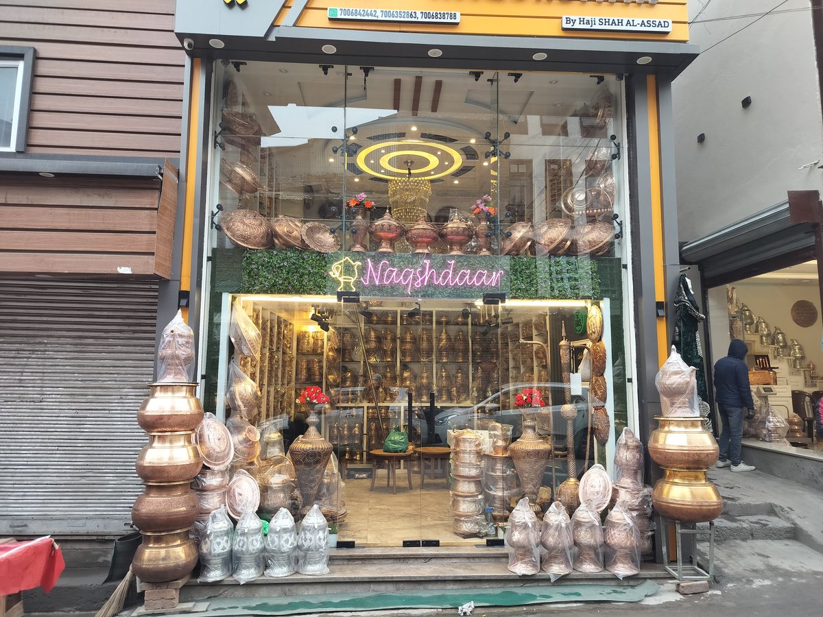 jameelyusuf's tweet image. This is what the golden hands of our artisans give to us:

During my weekly tryst with downtown Srinagar today, my camera captured a few glimpses of a beautiful copperware store at Zaina Kada'l, the heart of the dream city. 1/4