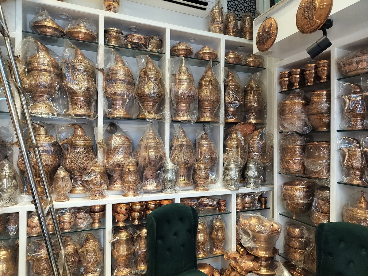 jameelyusuf's tweet image. This is what the golden hands of our artisans give to us:

During my weekly tryst with downtown Srinagar today, my camera captured a few glimpses of a beautiful copperware store at Zaina Kada'l, the heart of the dream city. 1/4