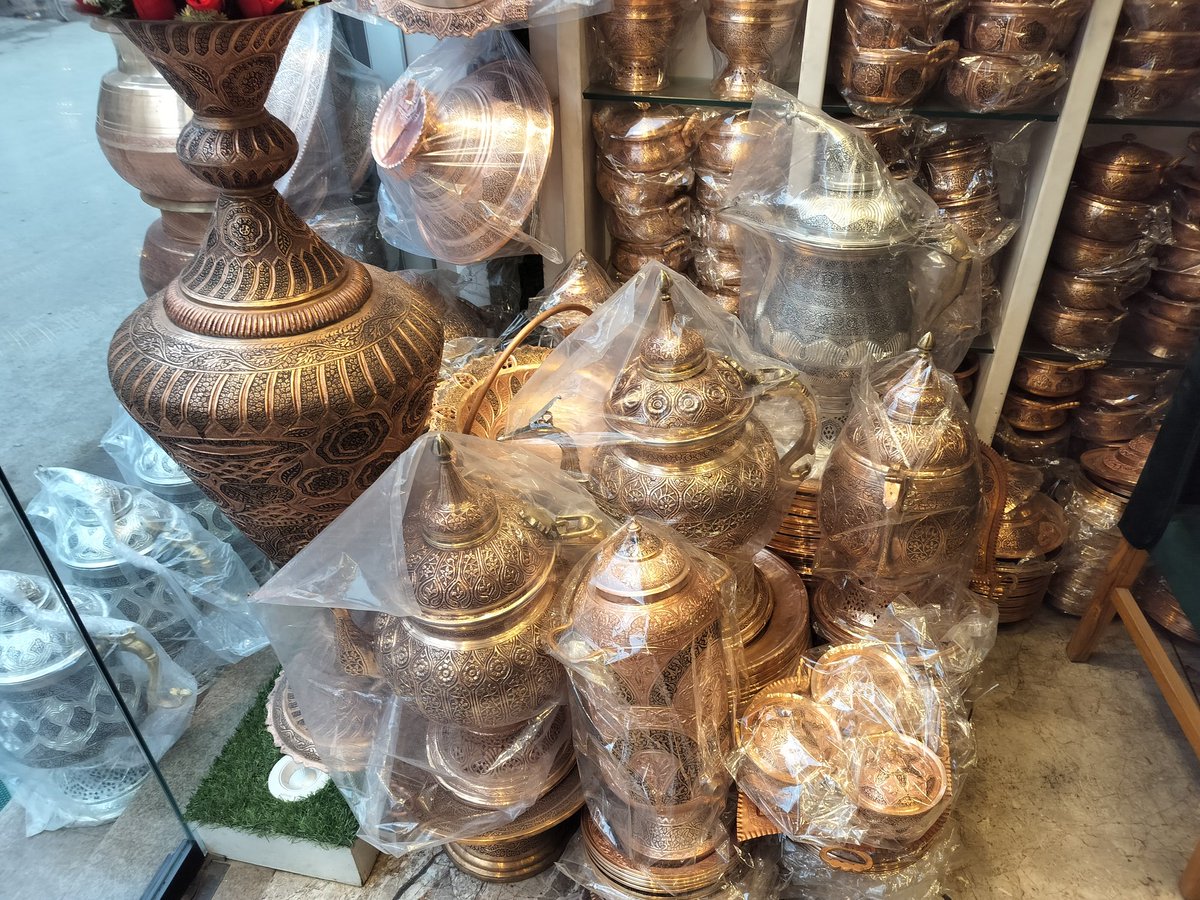 jameelyusuf's tweet image. This is what the golden hands of our artisans give to us:

During my weekly tryst with downtown Srinagar today, my camera captured a few glimpses of a beautiful copperware store at Zaina Kada'l, the heart of the dream city. 1/4