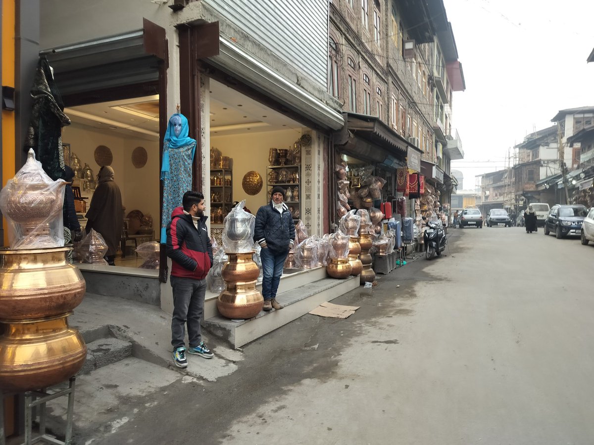jameelyusuf's tweet image. This is what the golden hands of our artisans give to us:

During my weekly tryst with downtown Srinagar today, my camera captured a few glimpses of a beautiful copperware store at Zaina Kada'l, the heart of the dream city. 1/4