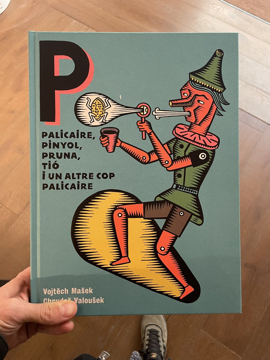 toperaeditorial's tweet photo. Nadie me ha pedido opinión, pero allí voy. Dos de los libros que más me han gustado este año: 
1. Palicaire, pinyol, pruna, tió i altre cop palicaire editado por @OohBarrett 
2. Habia del verbo a ver de Ánjel Maria Fernández publicado por @pepitaseditora https://t.co/m14Nu1vuL1