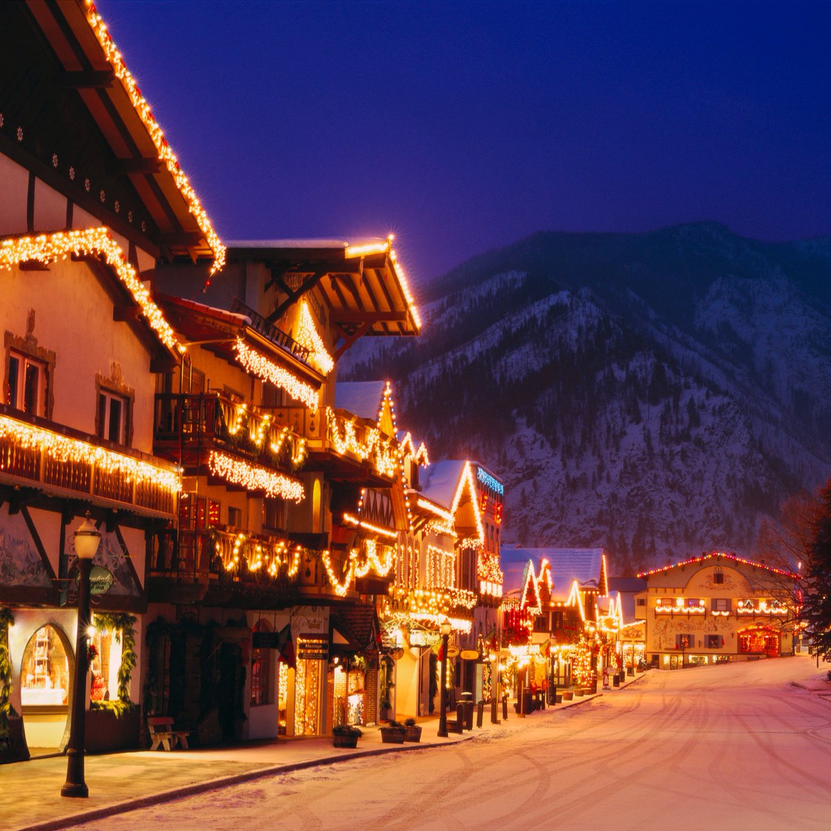 The most picturesque towns and villages in the United States - a thread 🧵

1. Leavenworth, Washington