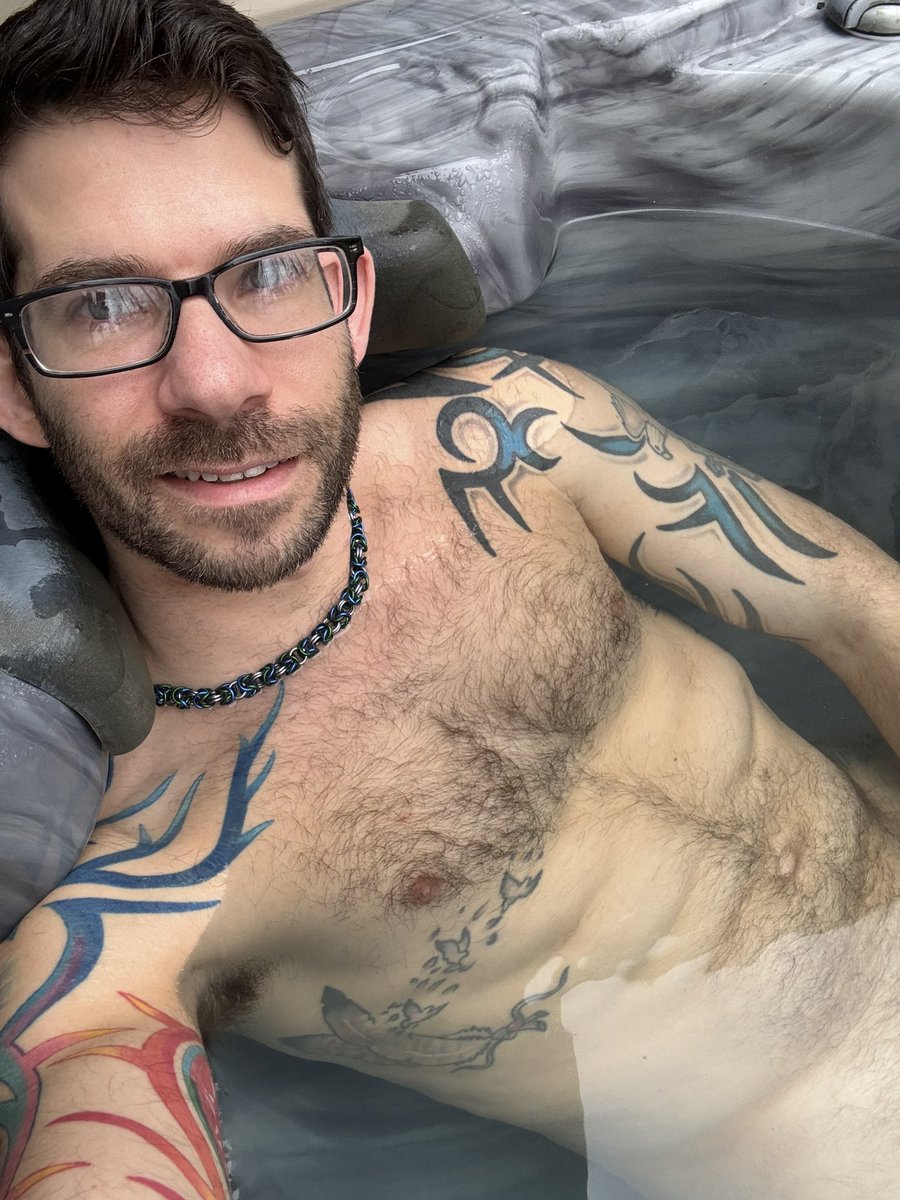 ShirtlessGuy88's tweet photo. It’s cold season. Stay warm! https://t.co/mwreFgn4L9
