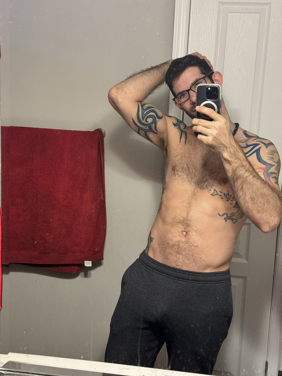 ShirtlessGuy88's tweet photo. It’s cold season. Stay warm! https://t.co/mwreFgn4L9