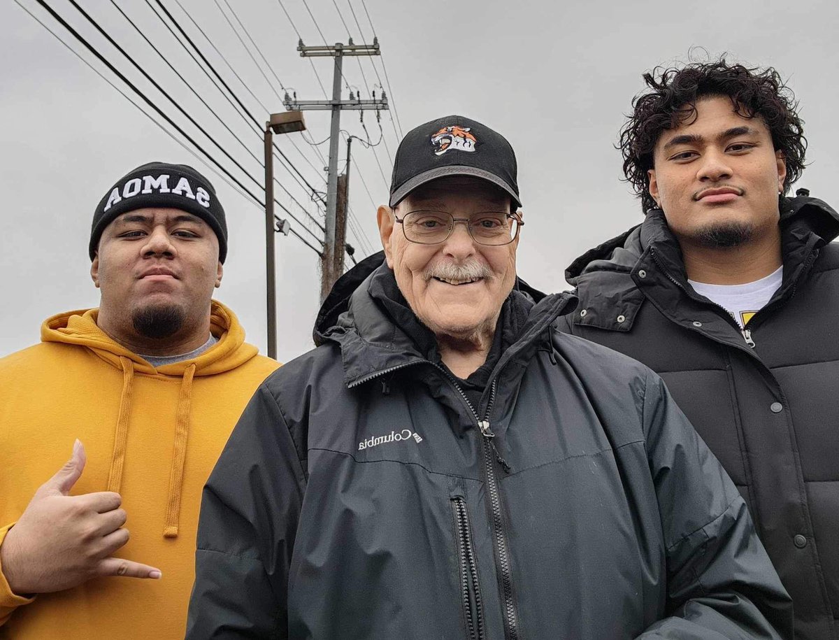 CFuaau's tweet photo. Grateful for the opportunity to meet up with my high school OL coach, where everything started. Thank you coach for breakfast. @PatrickFuaau 
#HappyNewYear 
#alwaysconnect 
#BlessedAndGrateful https://t.co/Xcskvo90LB