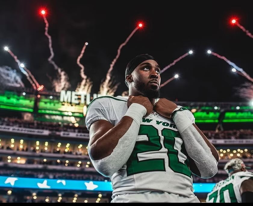 Justin4ocho's tweet photo. Breece Hall has 816 yards on 186 carries. 4.4 yards per carry.  

Wow. Those are great numbers for this offense that couldn’t score. And/or move the ball. 

Oh and 74 receptions.  All of this after a season ending injury that some never come back from at all. 

* these are stats Thru 16 games.  Got 1 more game. 
I’m impressed ⚡️