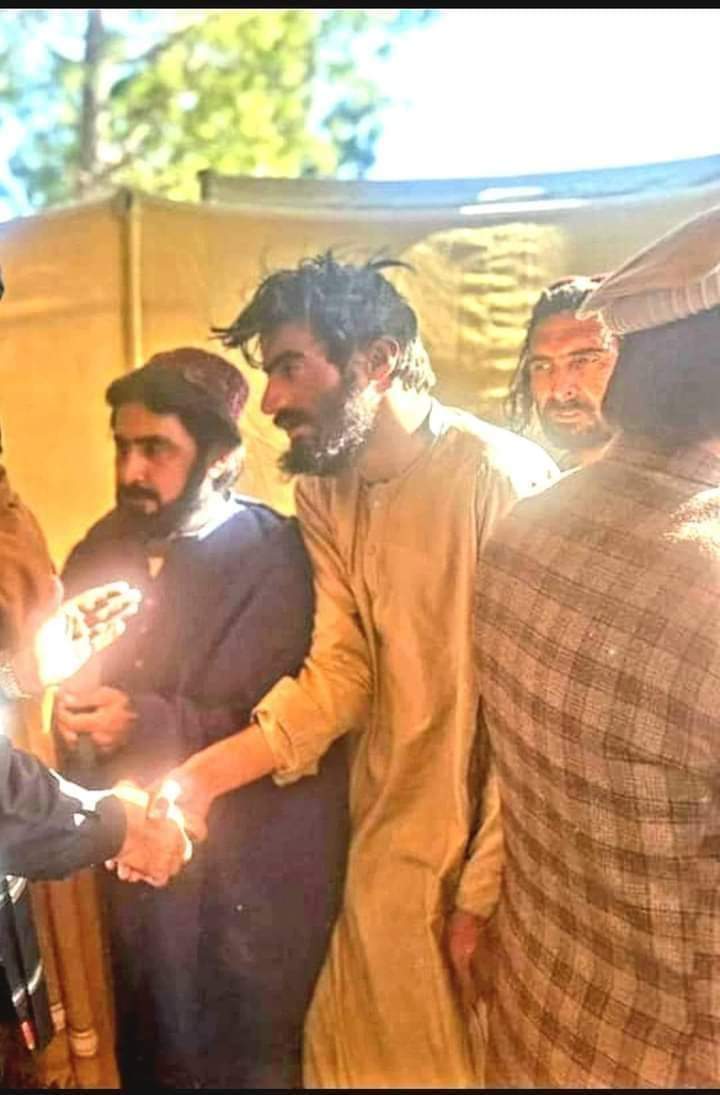 نن ده مظلوم پشتون وطن ده شمالی وزېرستان ېو ځوان چې تر کالو کالو راسې ده فوج په جېل کې وه نن له اخپلو عصابو(عقل۔ ) نه خلاص آزاد شو
    
ده زمونږ ده وطن حال دې😭

#PTM