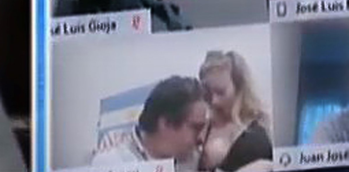 A los K les perece mucho el chape de Milei con su novia Fátima pero cuando SU DIPUTADO kirchnerista Juan Emilio Ameri le morfó las TETAS a la novia EN VIVO en plena sesión no les pareció tan escandaloso. 

Daaaale, no resisten a UN archivo.