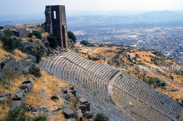 CultureTrip3's tweet photo. https://t.co/BMxMm6XilQ
Cet ancien théâtre grec est situé sur l'acropole de la ville antique de #Pergame en #Turquie
Il a été construit au IIIe siècle avant J.-C.. Ce théâtre pouvait accueillir jusqu'à 10 000 spectateurs.
#Voyage #Tourisme #archéologie https://t.co/9RnRez0VkN