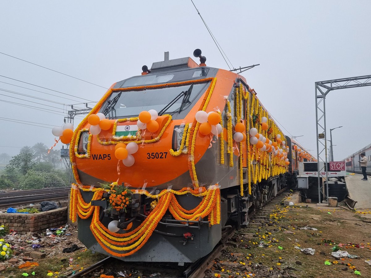 Knight_2561's tweet photo. Some snaps from today's inaugural of Amrit Bharat train from Malda Town to SMVT Bengaluru... 1/3
@EasternRailway @drmmalda @RailMinIndia @AshwiniVaishnaw @serailwaykol

#AmritBharatTrain #AmritBharatExpress #maldaamritbharat #AmritBharatTrains https://t.co/hJHrJPbWmW