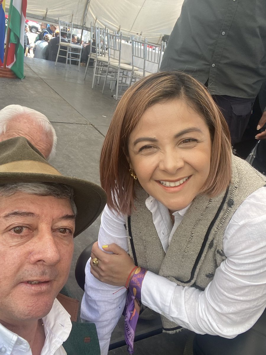 AsohofrucolBoy1's tweet photo. Aquel que regresa con orgullo en donde se preparó y fue feliz aquel que escucha con Atencion merece todo el reconocimiento tenemos una de las nuestras en @MinAgricultura, Bienvenida siempre @jmojicaflorez, este si es el cambio 👩‍🌾✊@HectorCentenoD https://t.co/Ks3g13oAaJ