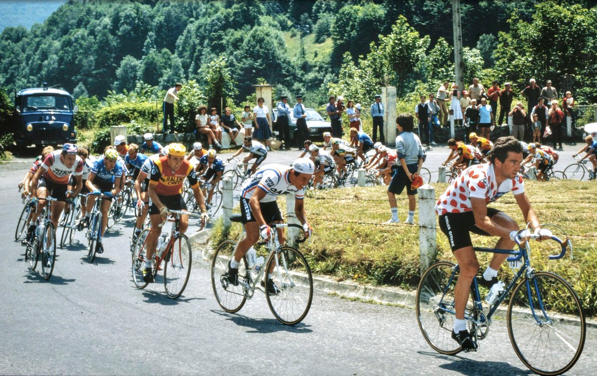 team_zoetemelk's tweet photo. #TDF1981 Etape pyrénéenne.
Bernard Hinault déjà devant. Joop Zoetemelk en #TiRaleigh est encore au contact mais hélas il va complètement dévisser, perdant ses chances sur le Tour 😔
Christian Seznec, Schepers sur la photo https://t.co/FFtI6BEcjj