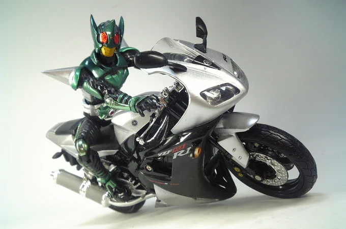 カップラーメン買いに行く仮面ライダー