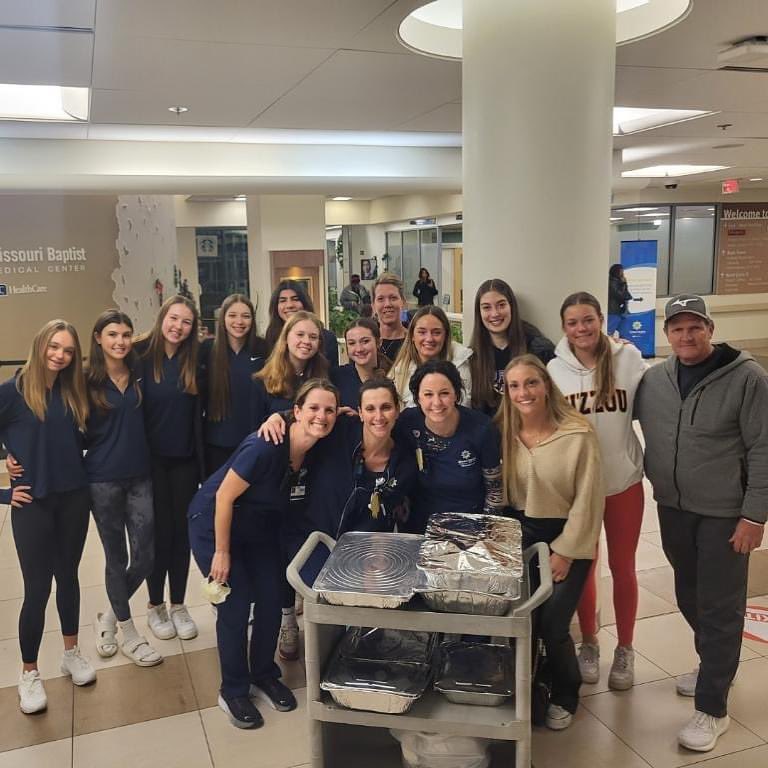 rockwoodthunder's tweet photo. Day 29: Sister teams 17 Elite & 14 Navy dropped off an amazing spread from Wildwood Pub to @MissouriBaptist ICU. A special drop off since 17 Elites, Ellie Witthaus’s mom, is a nurse on the ICU floor. Thankful for our nurses & doctors 💙 #shoplocal #rtvbcgivesback #daysofgiving https://t.co/7UUcpTypWv