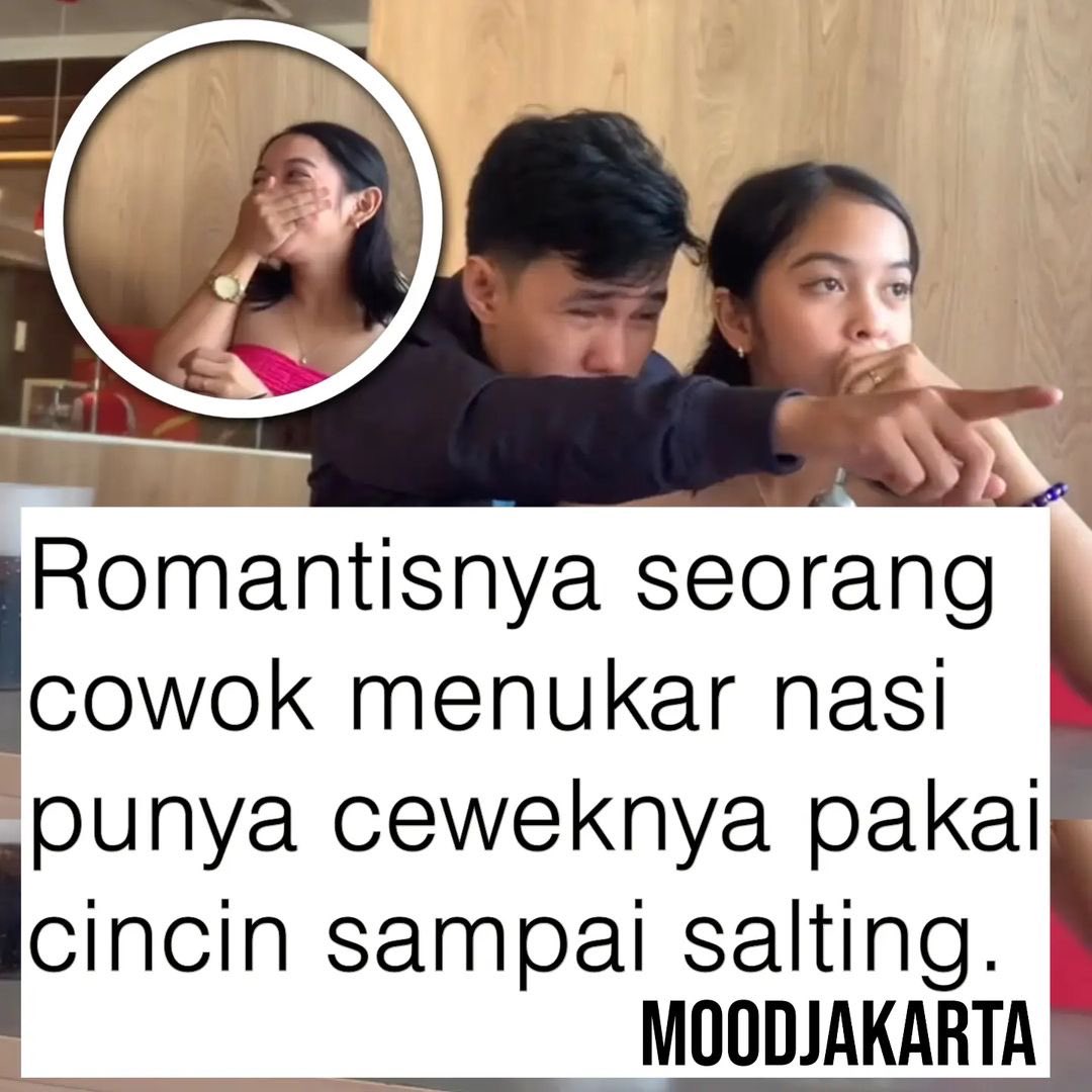 sosmedkeras's tweet photo. Momen seorang cewek salting karena nasinya ditukar cincin oleh cowoknya. Terlihat ceweknya langsung tutup mulut, apakah salting? 😅

[📸 tr/biizup] https://t.co/9S8cqNOd08