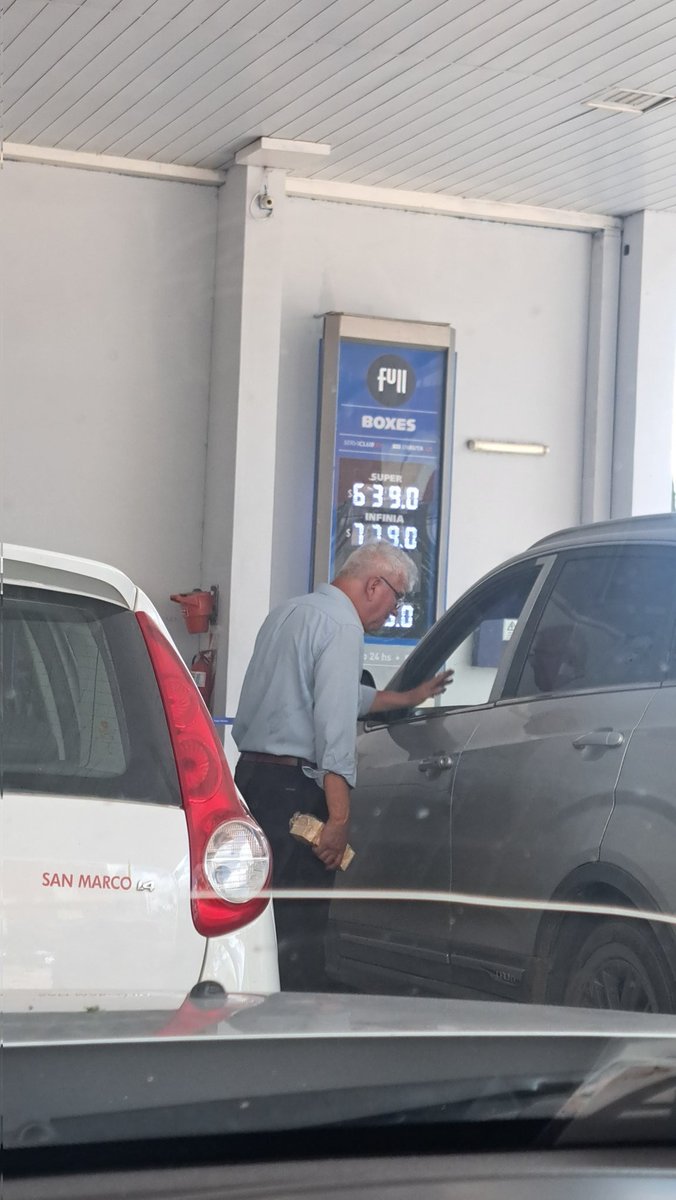 Excelente este hombre en la YPF de la Güemes en Resistencia, Ricardo con 72 años, salió a vender juegos de mesa ante la situación económica. Me paro y lo aplaudo 👏👏