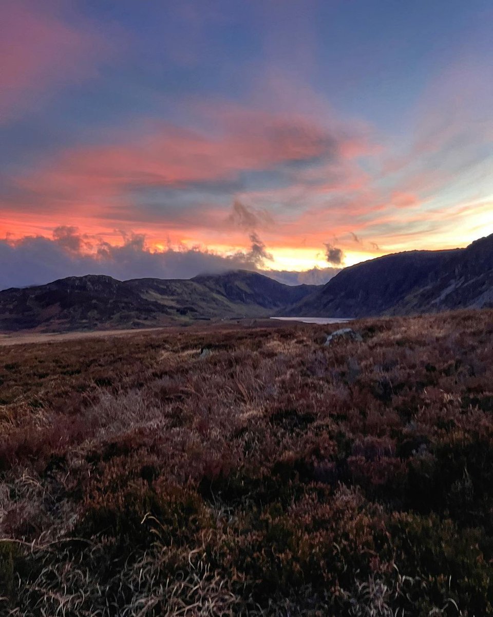 Sunset of dreams 💫✨ 📸 @emmacmarshall 📍 Parc Cenedlaethol, Eryri National Park
