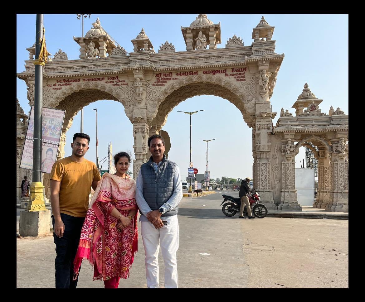 rahul_bondre's tweet photo. आज द्वारकाधीश भगवान श्रीकृष्णाचे दर्शन घेतले.
बारा ज्योतिर्लिंगापैकी एक असलेले नागेश्वर ज्योतिर्लिंग येथे जाऊन भगवान शंकराचे दर्शन घेतले.  भगवान शंकराची प्रचंड मोठी मूर्ती सर्व भाविकांचे लक्ष वेधून घेत होती.

#dwarkadhish
हाथी घोडा पालखी जय कन्हैया लाल की https://t.co/TinFcIuOTR