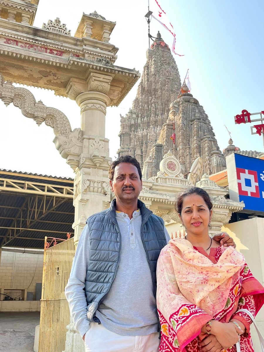 rahul_bondre's tweet photo. आज द्वारकाधीश भगवान श्रीकृष्णाचे दर्शन घेतले.
बारा ज्योतिर्लिंगापैकी एक असलेले नागेश्वर ज्योतिर्लिंग येथे जाऊन भगवान शंकराचे दर्शन घेतले.  भगवान शंकराची प्रचंड मोठी मूर्ती सर्व भाविकांचे लक्ष वेधून घेत होती.

#dwarkadhish
हाथी घोडा पालखी जय कन्हैया लाल की https://t.co/TinFcIuOTR