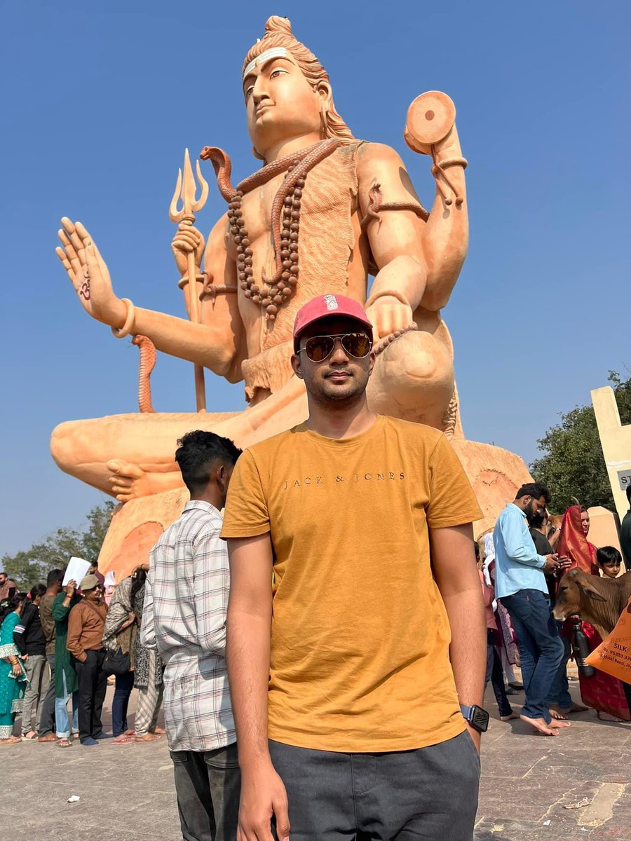 आज द्वारकाधीश भगवान श्रीकृष्णाचे दर्शन घेतले.
बारा ज्योतिर्लिंगापैकी एक असलेले नागेश्वर ज्योतिर्लिंग येथे जाऊन भगवान शंकराचे दर्शन घेतले.  भगवान शंकराची प्रचंड मोठी मूर्ती सर्व भाविकांचे लक्ष वेधून घेत होती.

#dwarkadhish
हाथी घोडा पालखी जय कन्हैया लाल की