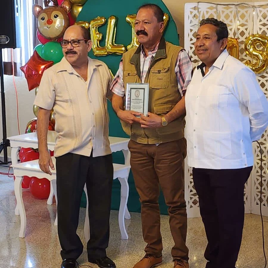 ASOMMMN's tweet photo. Cerramos el año reconociendo al Ing. Mec. Naval Felipe Fernández Garay, ex Secretario General de ASOMMMN, agradeciendo la gestión al frente de la Organización y por ser precursor del edificio actual de nuestra sede. https://t.co/dcVYEJXXwL