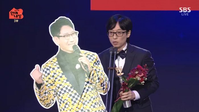 RMPHOfficial's tweet photo. CONGRATULATIONS JI SUKJIN 💛💙
Producer Award 👏
Ji Sukjin said over the phone, “I’m sad that I should have received the award. It was an award I really wanted to receive. I’m grateful that the PDs recognized me.”

#���닝맨 #runningman #지석진 #유재석 #김종국 #하하 #송지효 #양세찬 https://t.co/nYTYIQPLz5