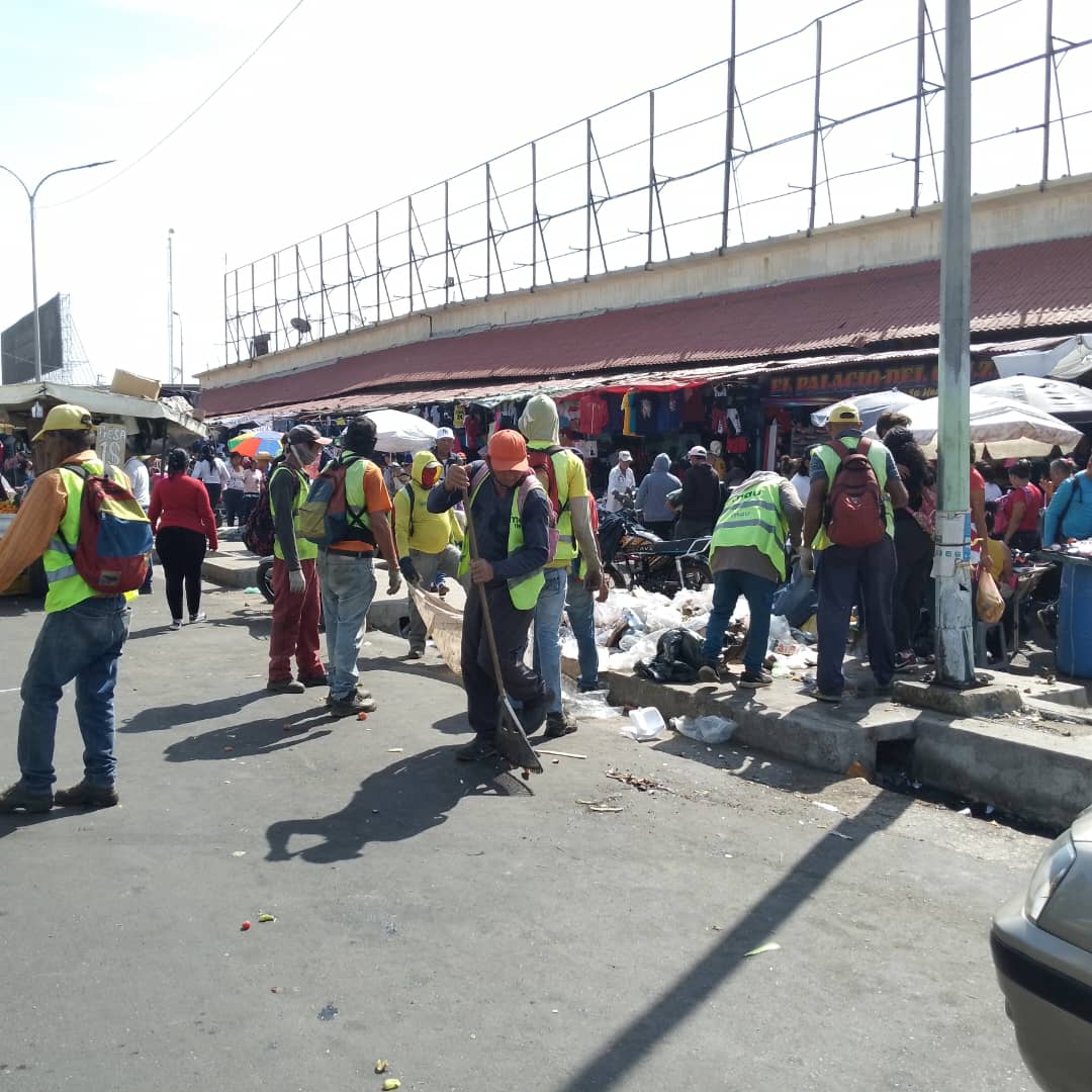 ImauMaracaibo_'s tweet photo. Estamos desplegados en la avenida Libertador y en el interior del casco central de #Maracaibo cumpliendo con la recolección de desechos este #30Dic.
¡El #CompromisoIMAU sigue #ConstruyendoSoluciones! https://t.co/WiSM0Tu1bZ