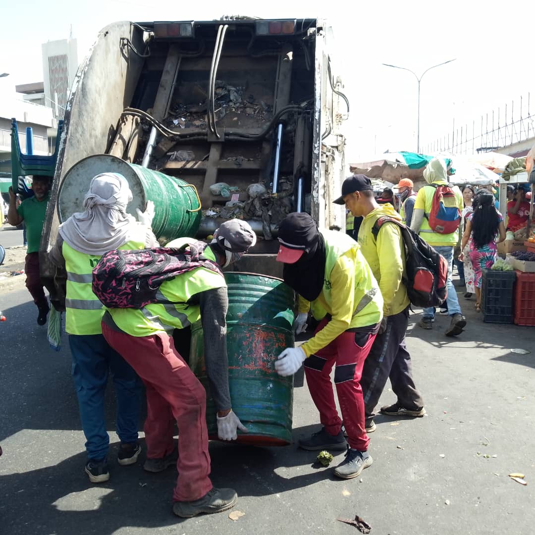 ImauMaracaibo_'s tweet photo. Estamos desplegados en la avenida Libertador y en el interior del casco central de #Maracaibo cumpliendo con la recolección de desechos este #30Dic.
¡El #CompromisoIMAU sigue #ConstruyendoSoluciones! https://t.co/WiSM0Tu1bZ