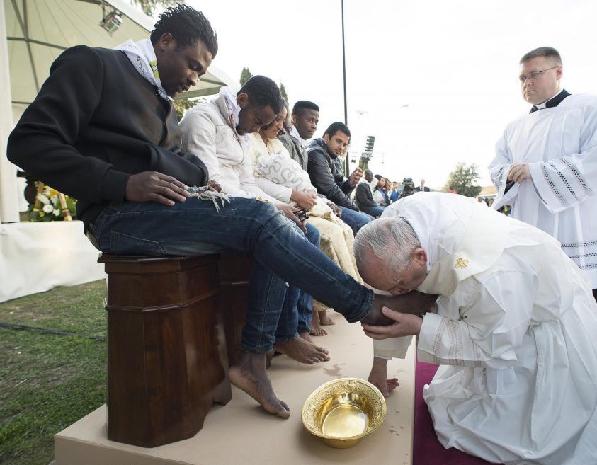 Patrioticos_RD's tweet photo. 🚨I ☪️ EL PAPÁ FRANCISCO BESANDO LOS PIES DE INMIGRANTES ISLÁMICOS, MIENTRAS SUS PAISANOS MUSULMANES ASESINAN CRISTIANOS EN NIGERIA‼️

📢 ¿Cómo describirías al Papa Francisco en una PALABRA? 🤔 https://t.co/iLUCAbzjol