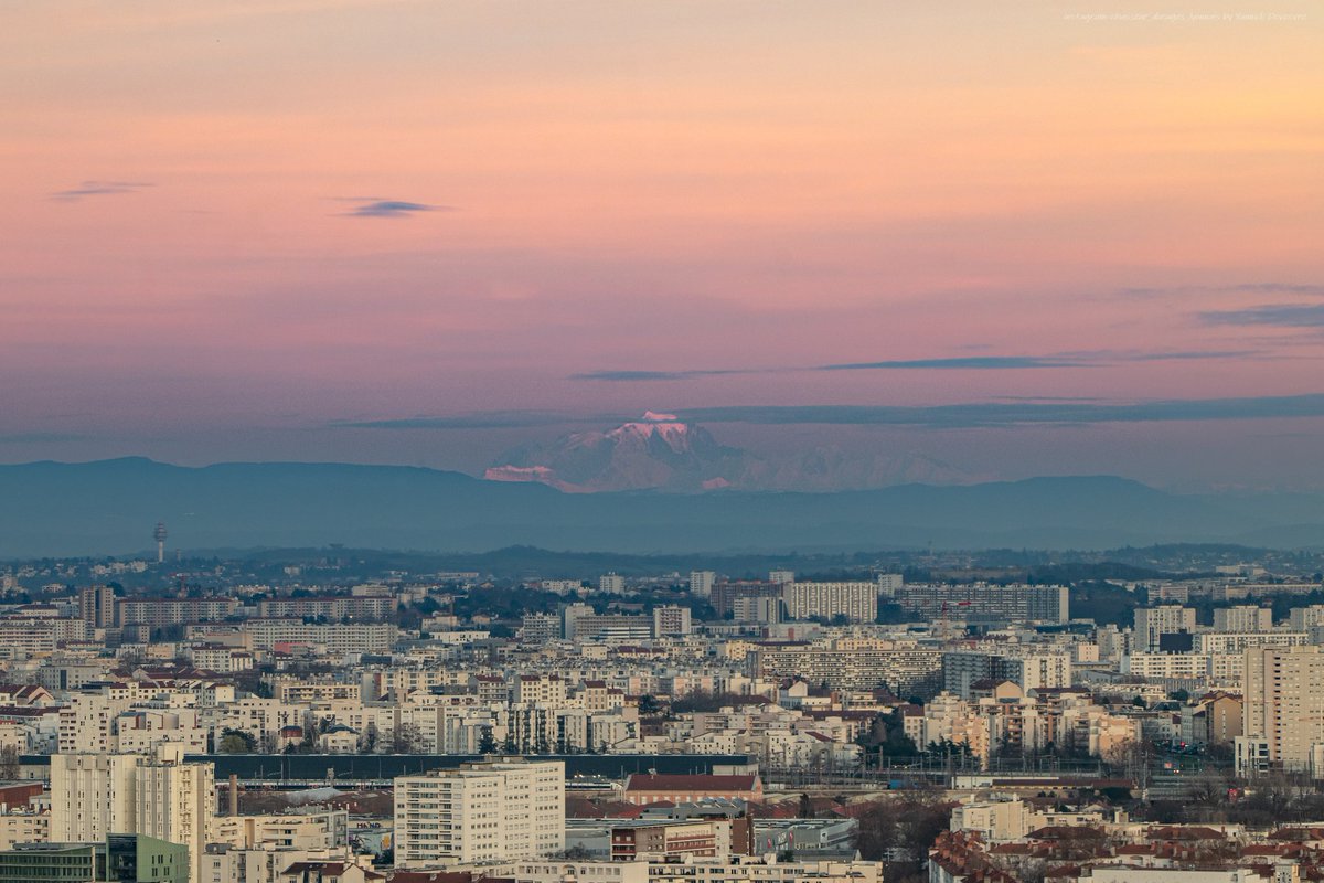 chasseur_dorage's tweet image. Ce soir, le Mont Blanc est bien visible depuis #Lyon dans les dernières lueurs du soleil.  Objectif 150mm 

Lien en bio pour mon travail