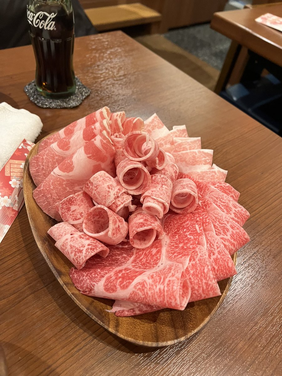 atsumo33's tweet photo. 毎年恒例のぼーねんぼーねん🫡俺があくの道に誘い込んだともっぱらの噂😱将軍バーガーの人と将軍バーガーの人😆どうやら来年金沢の片町に大将軍なる焼肉屋が出来る模様🤭富山の焼肉屋が本家😆
#シャブシャブ
#元ISKAのチャンピオン と
#現役プロ格闘家将軍ばーがー町田店の店長
#shogunburger
#阿久悠 https://t.co/WpUwvL7aO4