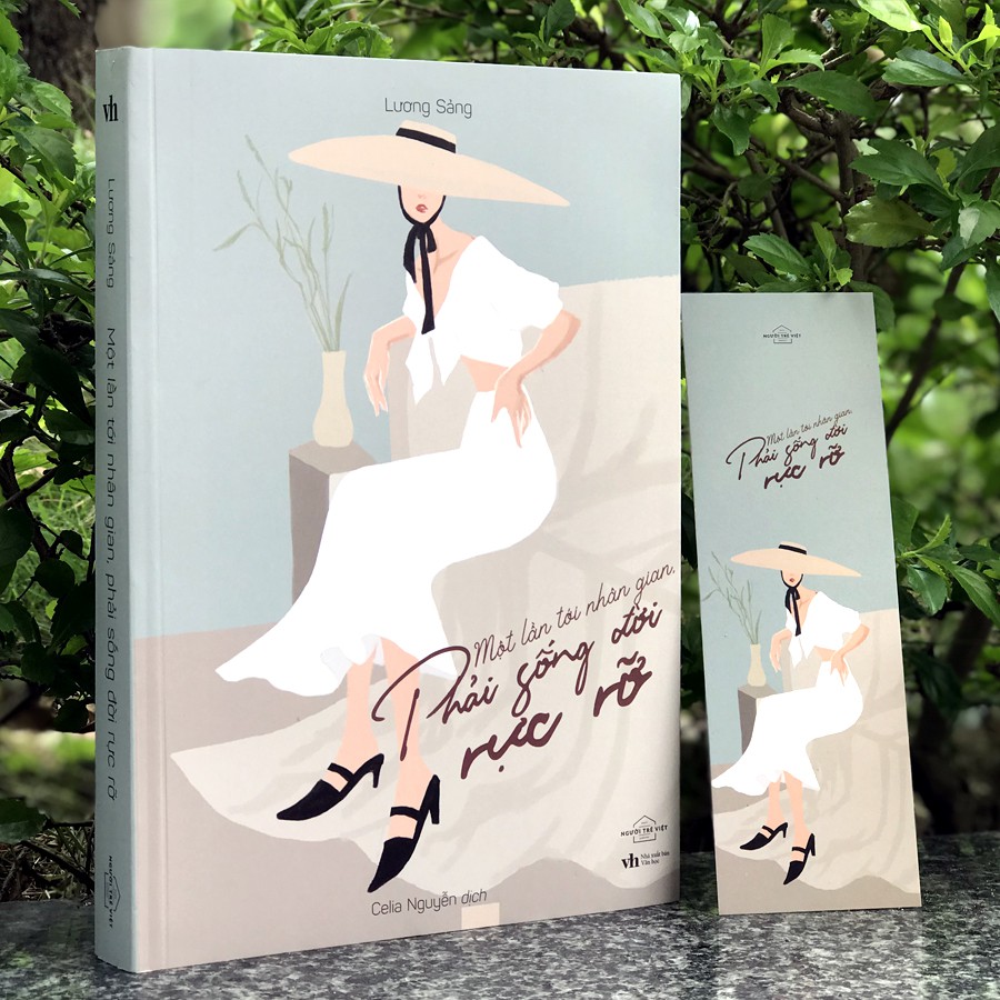 hoangltp's tweet photo. 10+ Ghi chú đắt giá từ cuốn sách “Một lần tới nhân gian phải sống đời rực rỡ” – Phần 1

🎁[Review Sách] “Một Lần Đến Nhân Gian, Phải Sống Đời Rực Rỡ”: Ngoài Việc Sống “Đẹp” Còn Phải Sống “Chất” - Bí kíp cho người Trẻ.

Thật may, cuốn sách này được dở lại và đọc vào lúc này, khi tôi đang có chút chông chênh trên đoạn đường mình đang đi, mất đi nhiều phần công lực để tiến bước, loay hoay giữa các sự lựa chọn và thiếu đi một vài sự động viên cần thiết.

Mỗi cuốn sách xuất hiện bên đời tôi dường như là một phần của “ý trời” vậy đó. Và “Một lần tới nhân gian, phải sống đời rực rỡ” là một minh chứng như vậy.

✍️Giống như Lương Sảng viết: “Mong rằng bạn sẽ tự mình đi hết mọi quanh co, khúc khuỷu của đời người để bản thân bước ra từ vững bùn lầy, có được mọi thứ từ hai bàn tay trắng. Trong quá trình lao động kiếm ra tiền, thể hiện được thế giới nội tâm mạnh mẽ mà phong phú của bạn.”

💌Note 10+ những ghi chú khiến tôi thức tỉnh, khiến tôi suy ngẫm, khiến tôi được vỗ về, khiến tôi được tiếp thêm sức mạnh.

1. Tự copy – paste chính mình liệu có coi là đạo văn, là sao chép hay không? Đương nhiên là có rồi. Hôm nay sao chép lại ngày hôm qua, đó là một sự sao chép hạ đẳng cấp kém chất lượng.”

2. Chúng ta sống một ngày như thế nào, sẽ sống cả đời như thế ấy.

3. Vũ khí duy nhất có thể ngăn chặn và hạn chế sự ăn mòn ấy, tôi cho rằng đố chính là nhờ vào các phương pháp tự mình bổ sung như học tập, nạp năng lượng, đọc sách… để duy trì năng lượng cho khối óc và tâm hồn của mình.

4. Nhưng hãy nhìn những người xung quanh mình mà xem, đã xuất sắc hơn bạn còn cố gắng hơn bạn, đã bận rộn hơn bạn vậy mà vẫn xinh đẹp hơn bạn.

5. Để “lộn ngược dòng” thành công cần phải tĩnh tâm lại, dành hết thời gian, tâm sức, tiền bạc, tài nguyên và nghị lực, kết hợp thành sức mạnh để dồn vào hoàn thiện một công việc nào đó, làm việc đó cho đến nơi đến chốn.

6. Những người đang ngồi đợi để được người ta thừa nhận đúng là quá ngây thơ.

7. Làm gì có chuyện gì tự động xảy ra, đó đều là kết quả có được nhờ sự cố gắng, tranh dành phía sau.

8. Nếu không chủ động giành lấy những thức mà mình mong muốn, không chủ động thể hiện thành quả, biểu đạt mong muốn của mình, rất có thể bạn đã tự chôn vùi chính mình.

9. Những người không chủ động giành lấy, sợ người ta từ chối, sợ mất thể diện, sợ bị di nghị, giấu hết mọi cố gắng và tài hoa của mình đi, cuối cùng rồi sẽ trơ mắt ra nhìn thời cơ, cơ hội cứ thế trôi qua.

10. Đời người như một bữa buffet tự phục vụ, bạn không chủ động đi lấy những món ăn mà mình ưa thích, vậy thì chắc chắn bạn sẽ không được ăn uống sảng khoái.

#growthmindset