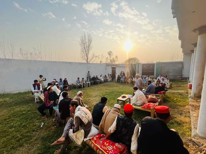 HamzaMohmand24's tweet photo. #شمولیت_نمبر 35
#Pk24Updates
ده عوامي نېشنل پارټۍ ضلع ملاکنډ جنرل سيکرټری او د پی کے 24 صوبائی اسمبلی اميدوار ارشاد مهمند,صوبائی کونسل ممبر مشتاق احمد خان,نن په يونين کونسل بدرګه ويلج کونسل بدرګه کښې شموليتې غونډي ته ده وينه په وخت۔
#ANP #ANP_MalakandPk24
#ANP4MarginalizedGroups https://t.co/GiZHMhAqkF