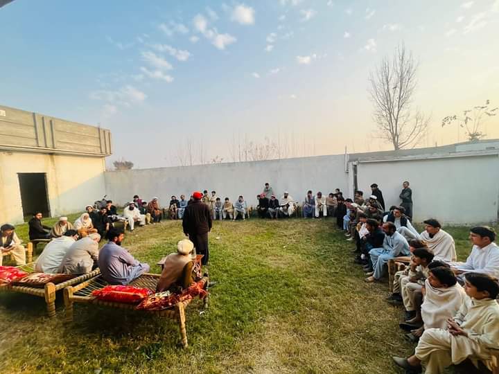 HamzaMohmand24's tweet photo. #شمولیت_نمبر 35
#Pk24Updates
ده عوامي نېشنل پارټۍ ضلع ملاکنډ جنرل سيکرټری او د پی کے 24 صوبائی اسمبلی اميدوار ارشاد مهمند,صوبائی کونسل ممبر مشتاق احمد خان,نن په يونين کونسل بدرګه ويلج کونسل بدرګه کښې شموليتې غونډي ته ده وينه په وخت۔
#ANP #ANP_MalakandPk24
#ANP4MarginalizedGroups https://t.co/GiZHMhAqkF