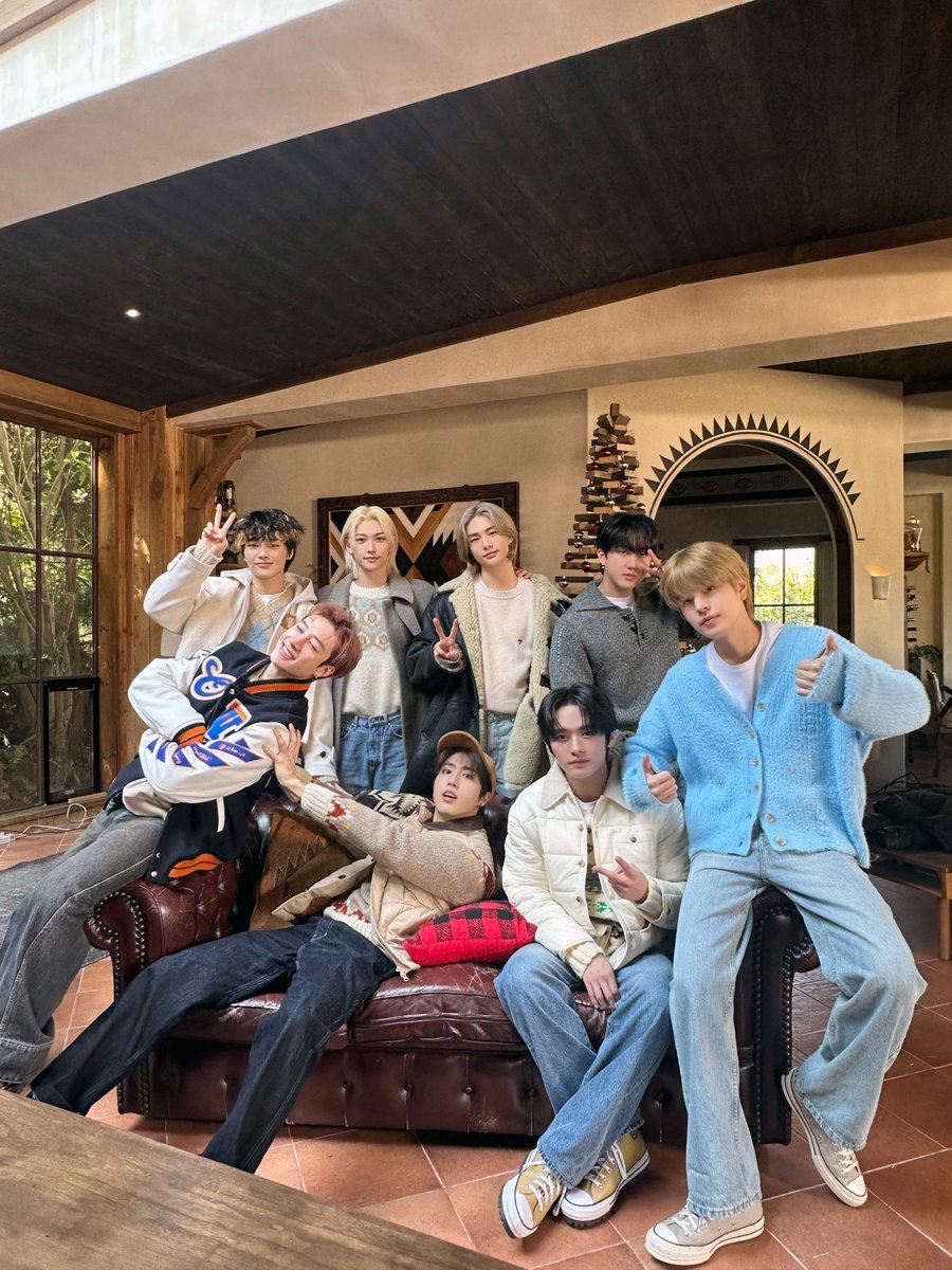 Stray_Kids's tweet photo. [SKZ-BEHIND📸]

환승 아일랜드💞 크리스마스에 시작했는데⛄
벌써 곧 새해야😮
새해 복 미리 많이 받아요 STAY🥰

#StrayKids #스트레이키즈
#스키즈코드 #SKZCODE
#환승아일랜드
#EXchangeIsland
#YouMakeStrayKidsStay https://t.co/Mx85NU1VFy