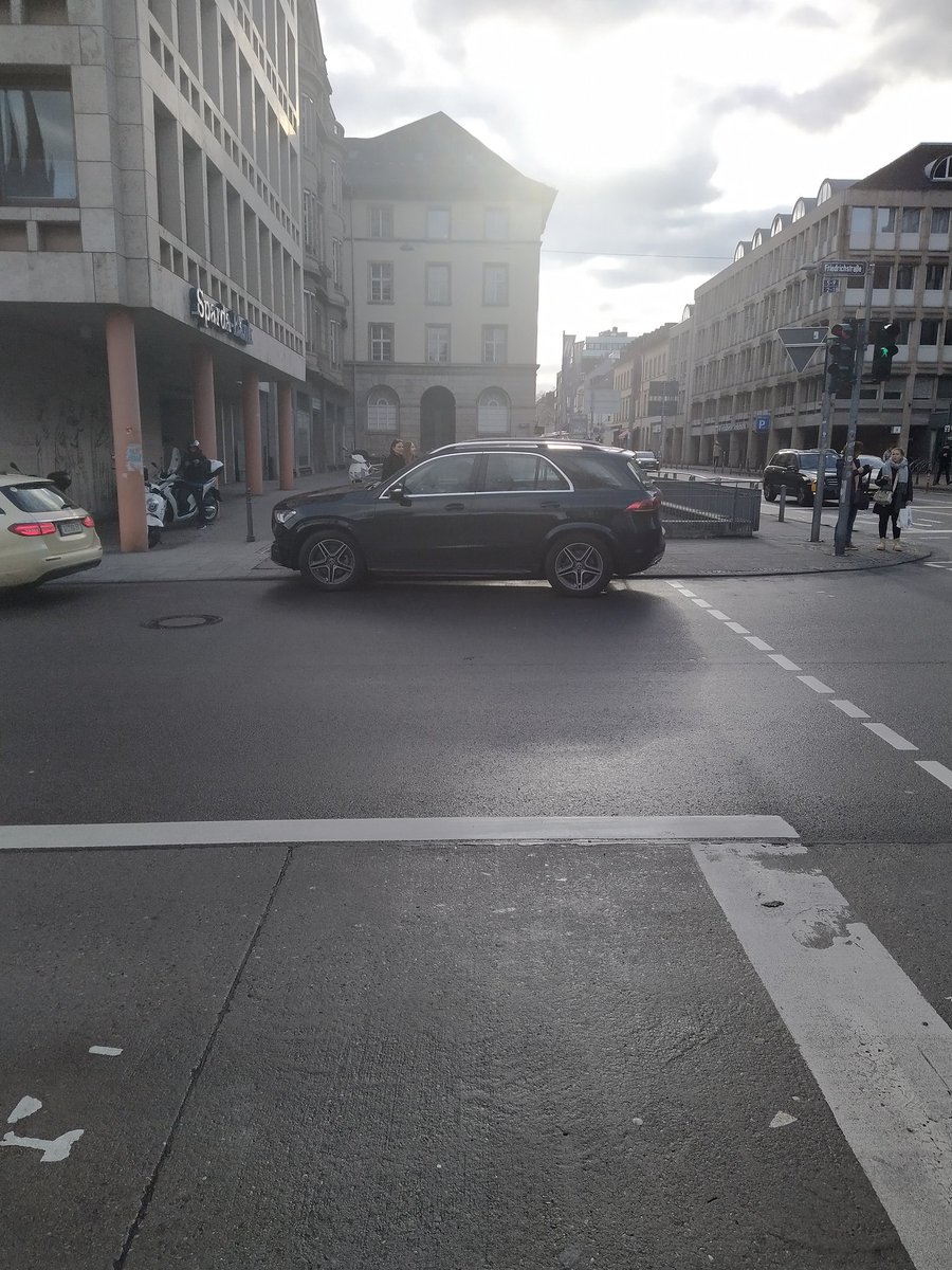 Ca. 10 Minuten stand er dort. Fahrer las Zeitung. Als ich ihn ansprach, dass nebenan eine Tiefgarage und ein Café sei, wo er doch bequemer seine Zeitung lesen könne, warf er mir Besserwisserei vor. Er würde hier niemanden behindern. Also ich weiß auch nicht🤔#allesistparkplatz