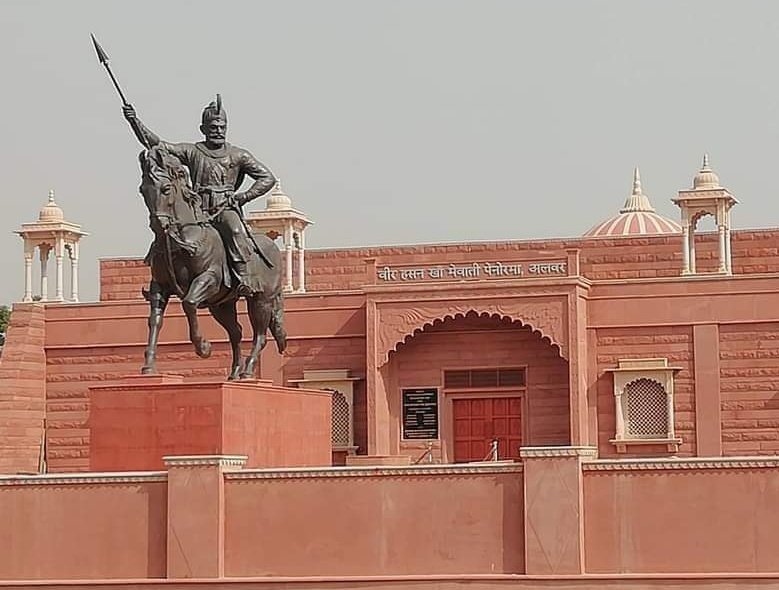 खानवा के भीषण युद्ध में बाबर के विरुद्ध महाराणा सांगा का साथ देते हुए 12 हजार की सेना सहित शौर्य दिखाकर वीरगति पाने वाले योद्धा हसन खां मेवाती